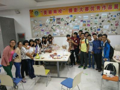 同学们在一起做月饼,庆中秋